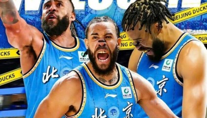 九游娱乐-北京男篮麦基到位，辽宁男篮又有新援抵达沈阳，胡明轩膝伤严重！