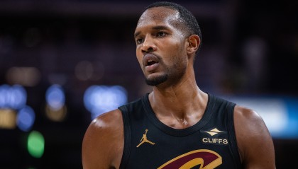 先发制人！莫布里勾手打中 骑士开场2分钟9-0打停国王